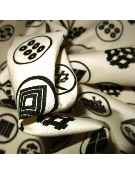 Carré de tissu japonais 52 x 52 blanc cassé - Motifs de Kamon. Emballage cadeaux en tissu.