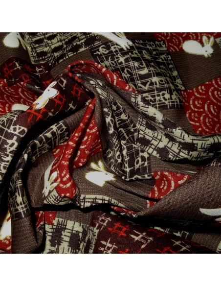 Carré de tissu japonais 52 x 52 marron - Motifs de lapins Usagi. Emballage cadeaux en tissu.