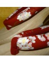 Geta 24 cm – Bride rouge imprimés Sakura. Sandales japonaises yukata