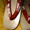 Geta 24 cm – Bride rouge imprimés Sakura. Sandales japonaises yukata
