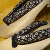 Geta 24 cm – Bride noire imprimés Sakura. Sandales japonaises yukata