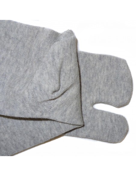 Chaussettes japonaises tabi grises haut de cheville - Du 43 au 46. Chaussettes à orteils séparés pour tongs. Chaussettes japonaises tabi grises haut de cheville - Du 43 au 46. Chaussettes à orteils séparés pour tongs.
